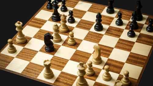 Rozehraná šachová hra na šachovnici
